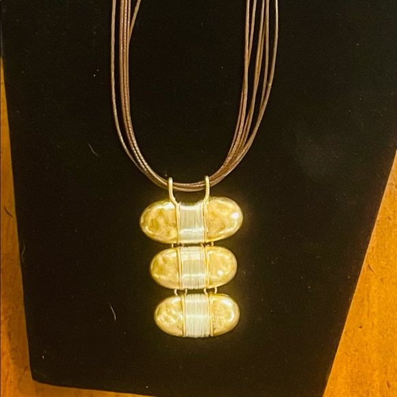 Beautiful, fashion statement Necklace and earrings set - Picture 2 of 3